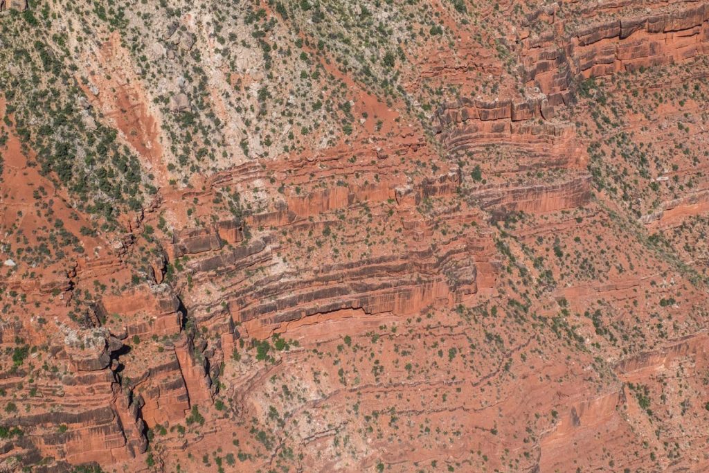 Dettaglio della stratificazione. La roccia si è sollevata mantenendosi orizzontale, senza deformazioni