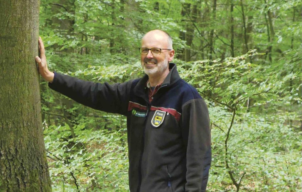 La guida forestale, Peter Wohlleben, in uno scatto pubblicato nel suo ultimo libro <i>Vita segreta degli alberi</i> (GruppoMacro)