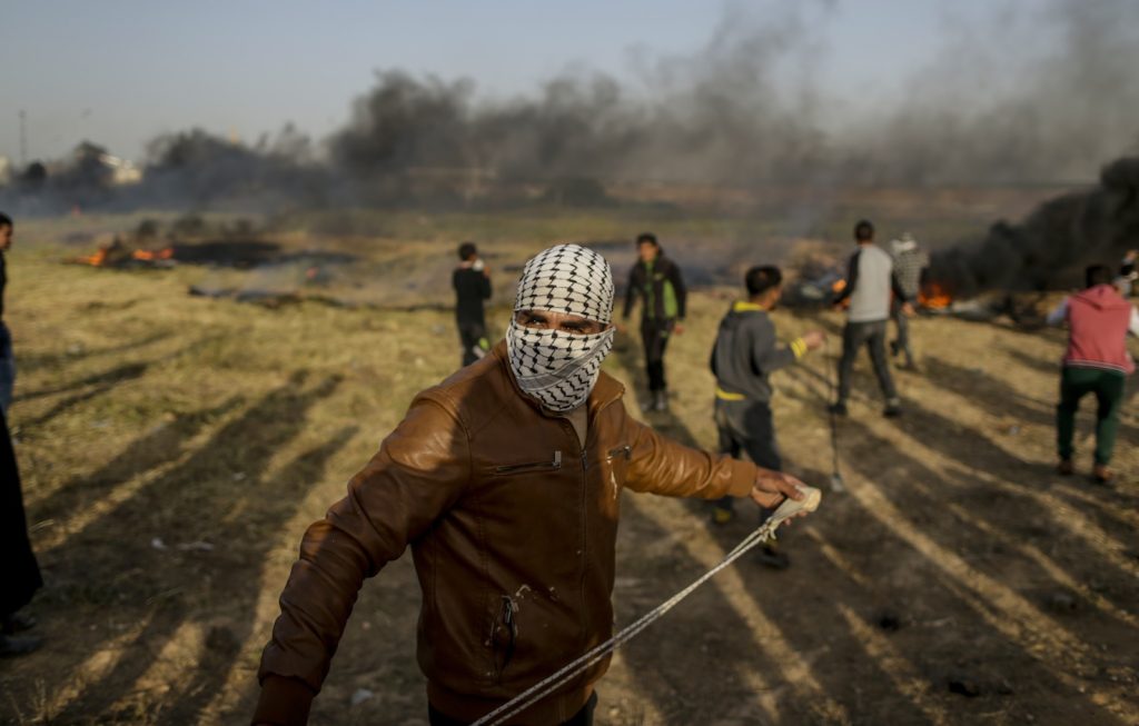 I manifestanti palestinesi lanciano pietre e bombe Molotov e danno fuoco a pneumatici lungo il confine di Gaza (AFP)