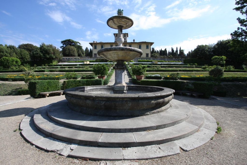 La grande fontana nei giardini di Villa della Petraia