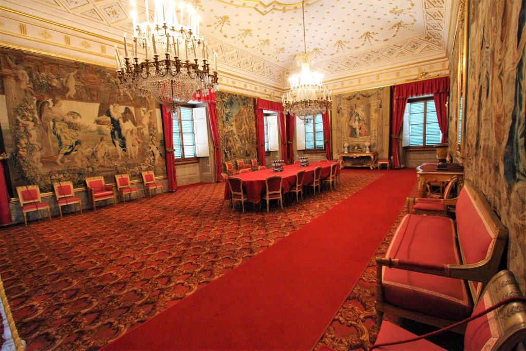 La «Sala rossa» con arazzi fiamminghi alle pareti, luogo per deliziare il palato dei granduchi e dei loro ospiti