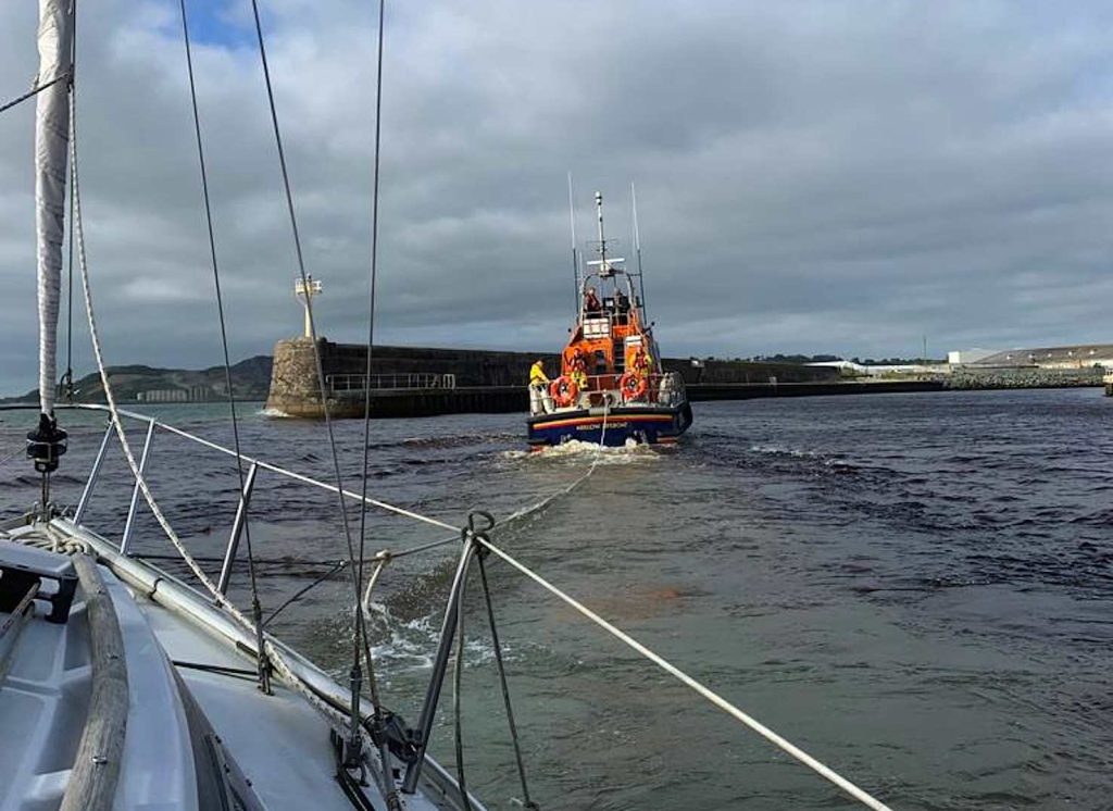 L’imbarcazione dei volontari del RNLI (Royal Navy Lifeboat Institution) mentre traina Mamé in avaria verso il porto di Howth