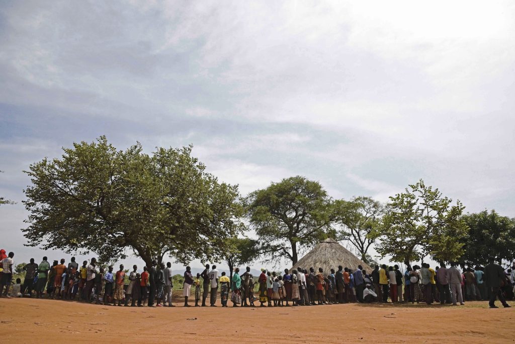 Rifugiati sudanesi in coda per essere registrati a Ngomoromo, Uganda (AFP)