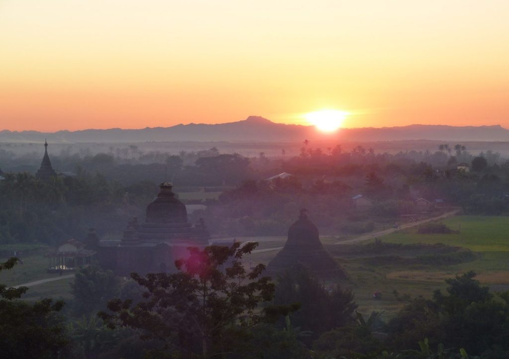 Tramonto sul paesaggio mistico di Mrauk-U (Go-Myanmar)