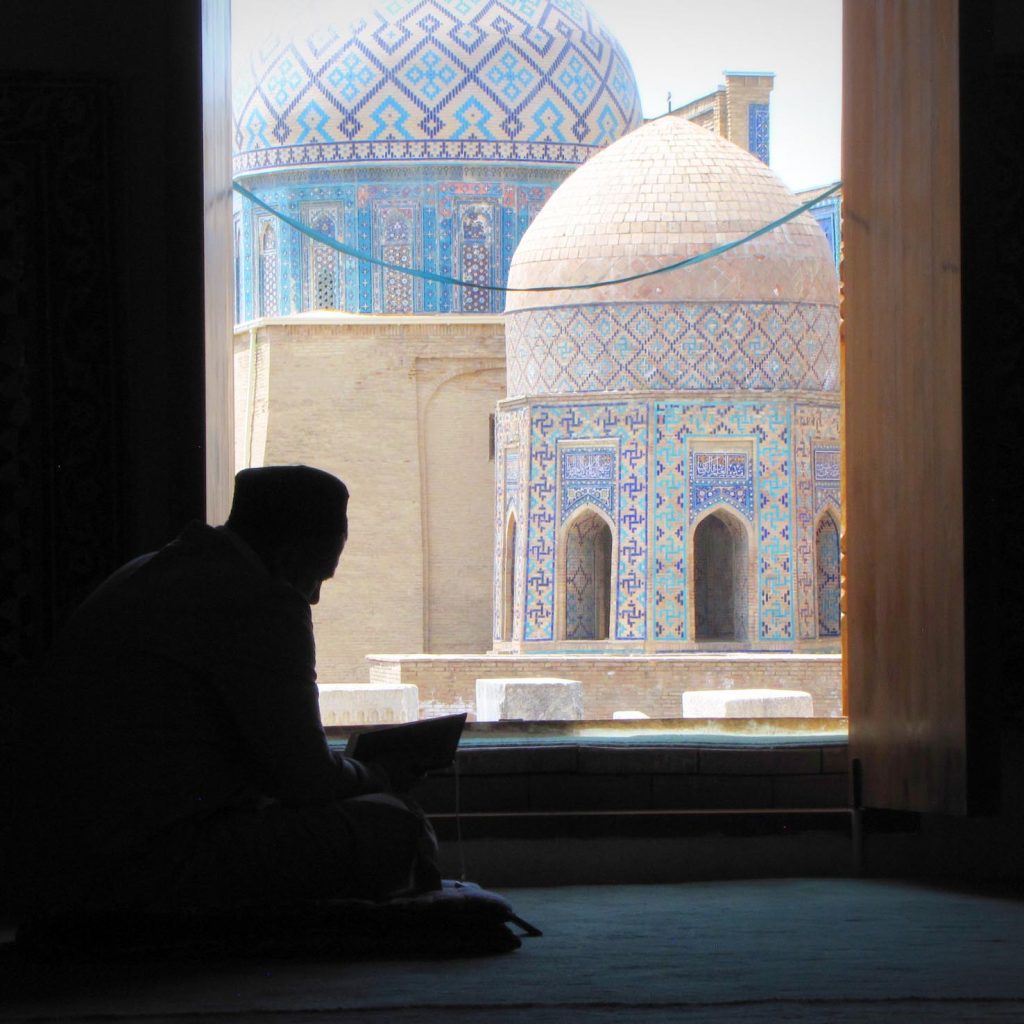 In preghiera in una delle tombe di Shah-i-Zinda