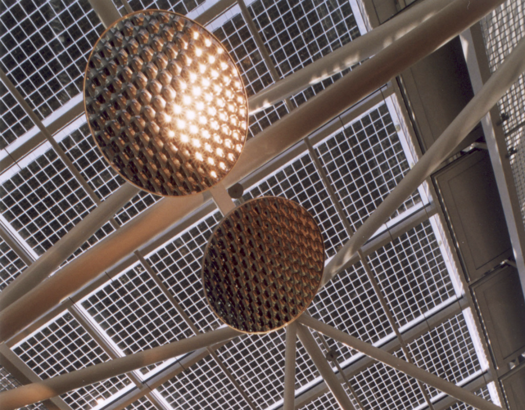 Le cellule fotovoltaiche integrate nel vetro isolante realizzate nella sede principale della FCM a Zurigo.(energiebüro® ag / Zürich – für Solarkraftwerke)