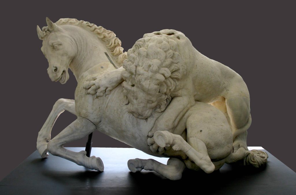 Immagine della mostra <i>Recycling Beauty</i>, Gruppo di un leone che divora un cavallo, IV secolo a.C., Musei Capitolini, Palazzo dei Conservatori (Roberto Marossi, Courtesy Fondazione Prada)