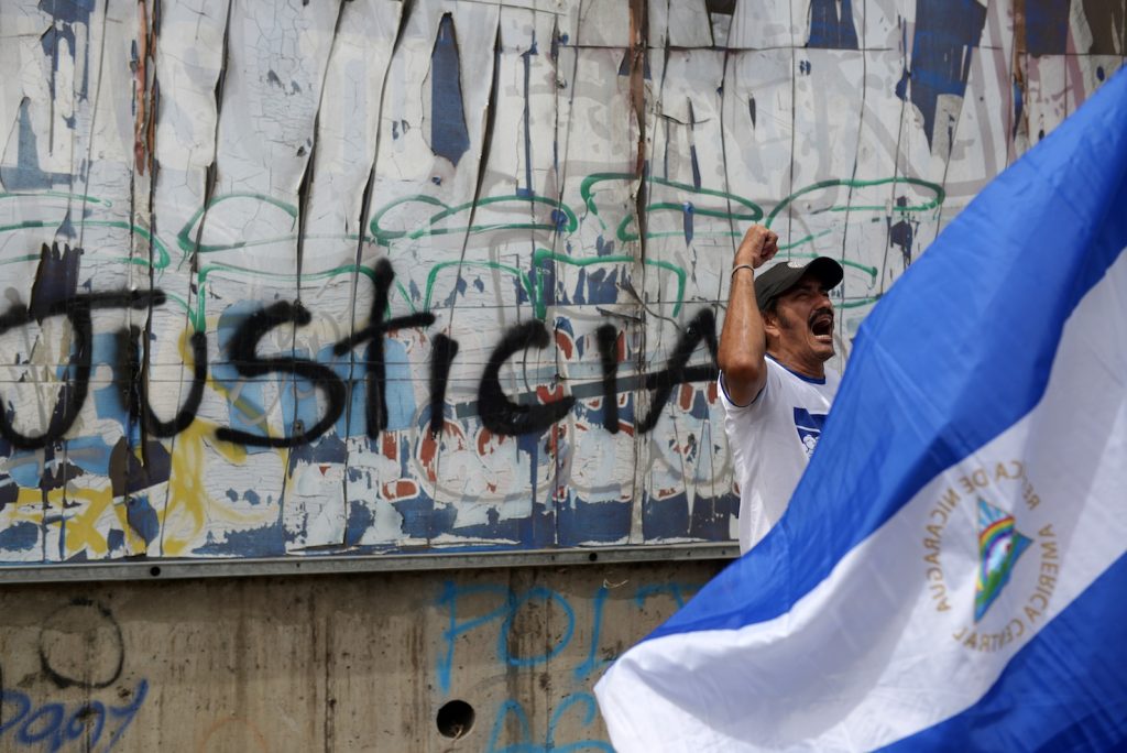 Migliaia di nicaraguensi si sono riversati nelle strade delle principali città per chiedere giustizia (AFP)