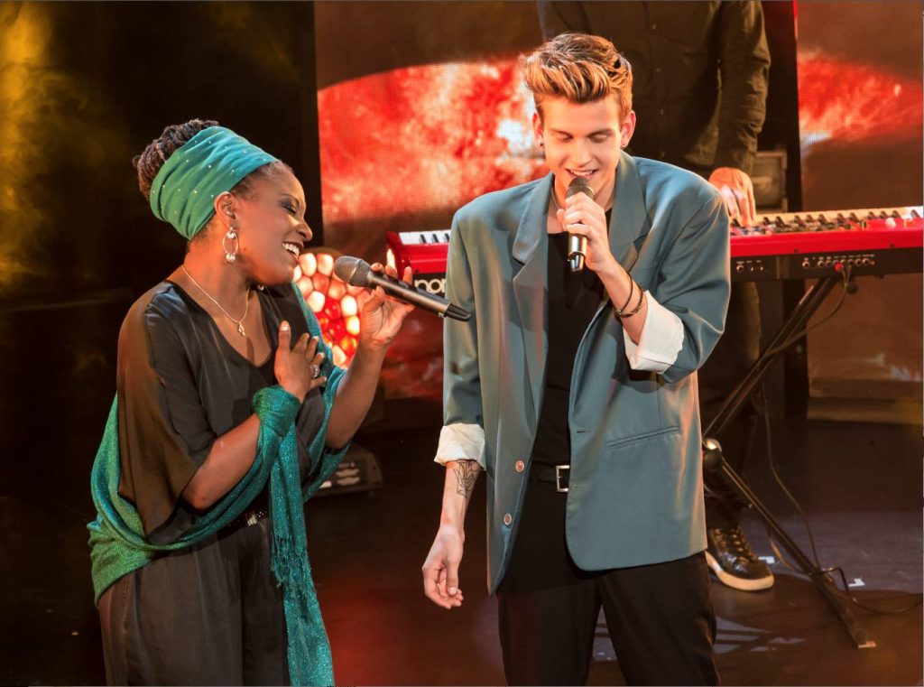 Judith Emeline insieme al giovane Nick in una nuova versione di «Strada Alta» (© RSI/M. Aroldi)