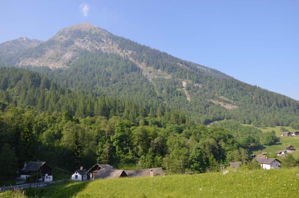 Il Pizzo Bombögn visto da Campo Vallemaggia