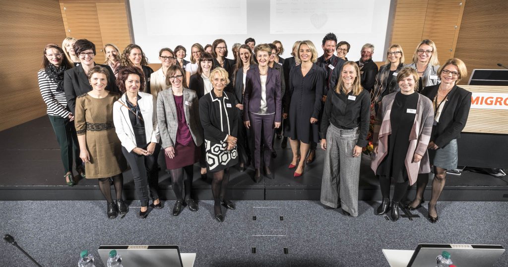 Simonetta Sommaruga attorniata dalle donne con cariche dirigenziali all'interno della Migros, e alla sua sinistra la presidente dell'Assemblea dei delegati Ursula Nold
