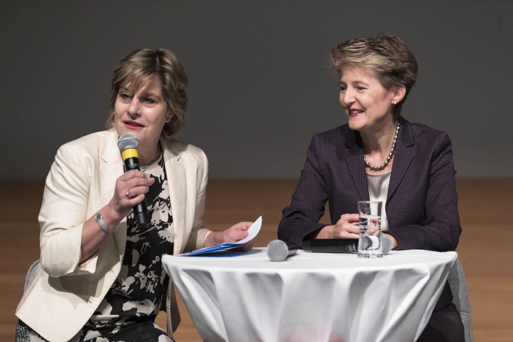 Simonetta Sommaruga a colloquio con Esther Girsberger, già presidente di Forum Elle e già direttrice del Tages Anzeiger (S. Novacki)