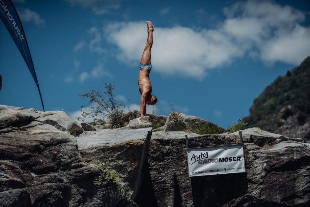 Marco Ghioni in posizione prima di un tuffo (Jonay Miezal)
