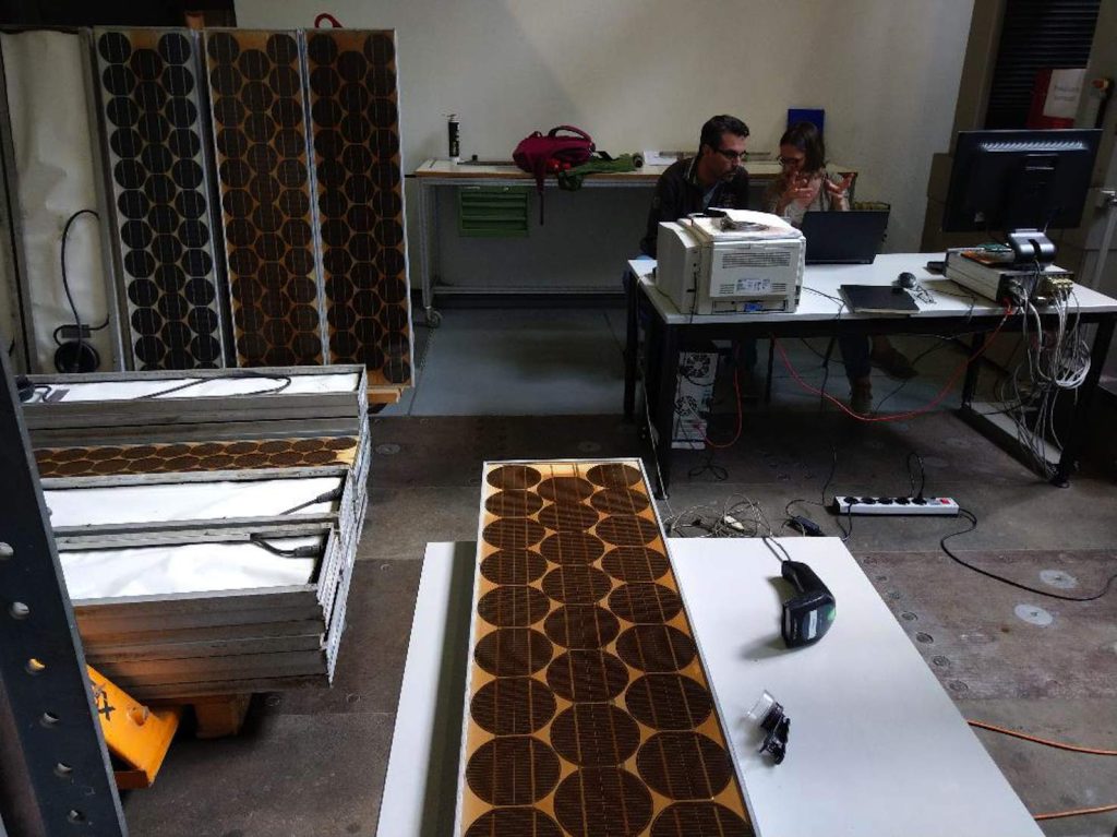 I ricercatori della Supsi durante la perizia dei moduli fotovoltaici smontati (Supsi)
