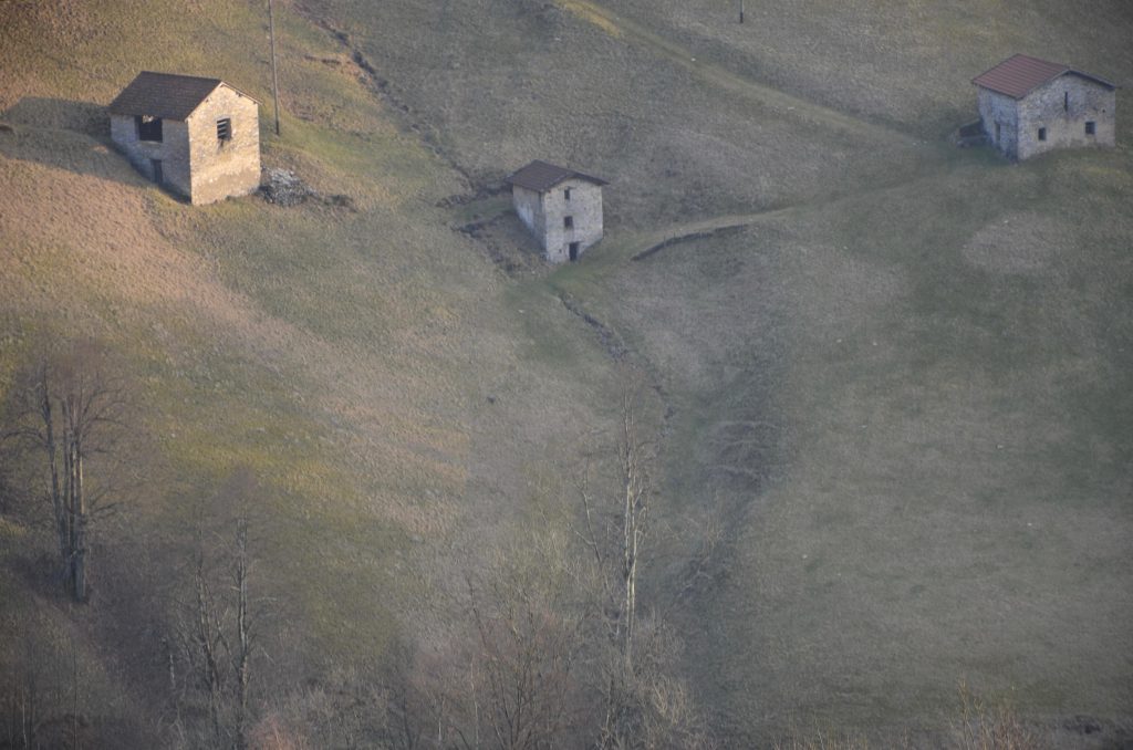 Cascinali sul versante sinistro della Valle della Crotta