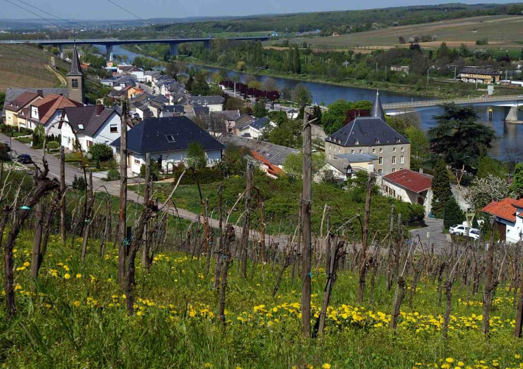 Il villaggio di Schengen, in Lussemburgo, tra la Mosella e i vigneti adiacenti (Keystone)