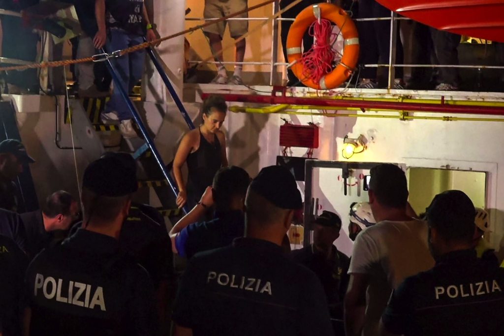 Carola Rackete, la comandante di Sea-Watch 3, al momento dell’arresto (AFP)