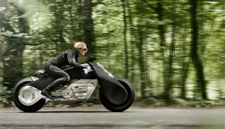 Con il nuovo concetto self balancing, in teoria non si dovrebbe più cadere dalla moto. Nelle foto il prototipo futuristico della BMW