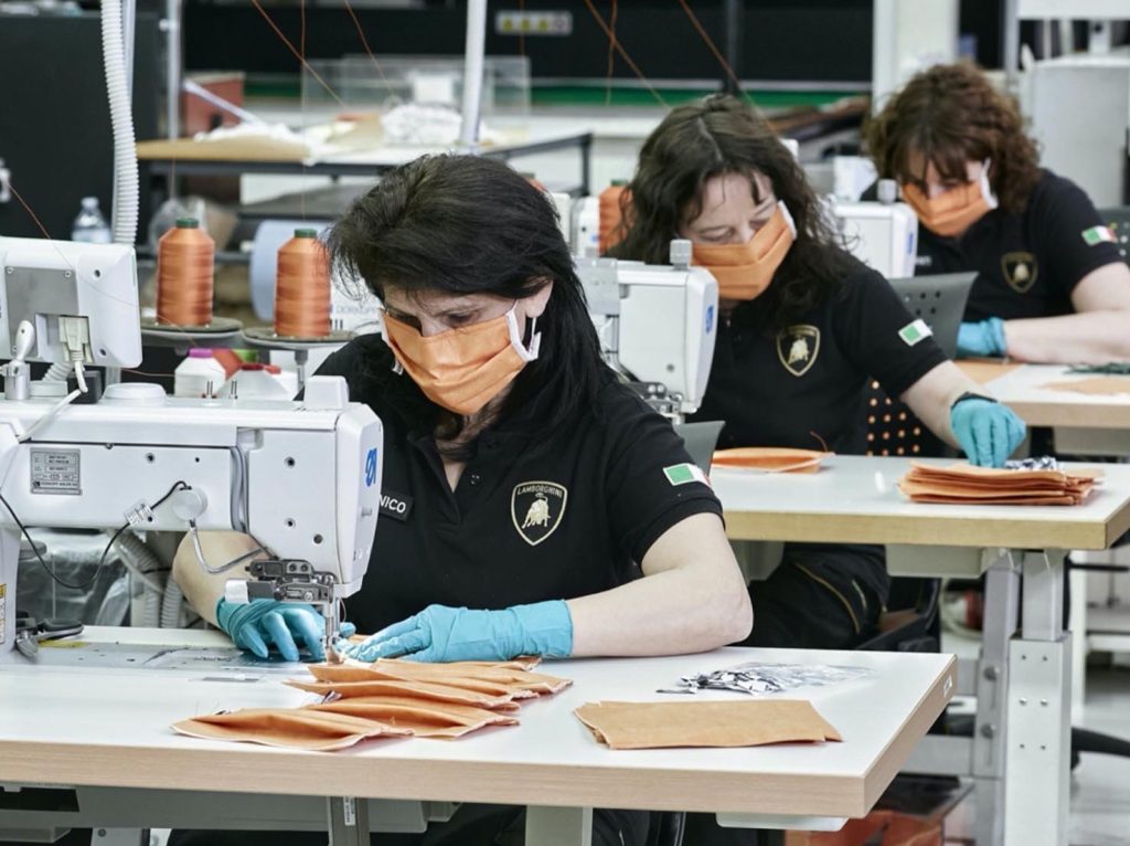 Lamborghini ha riconvertito alcuni reparti per produrre mascherine chirurgiche e visiere protettive mediche