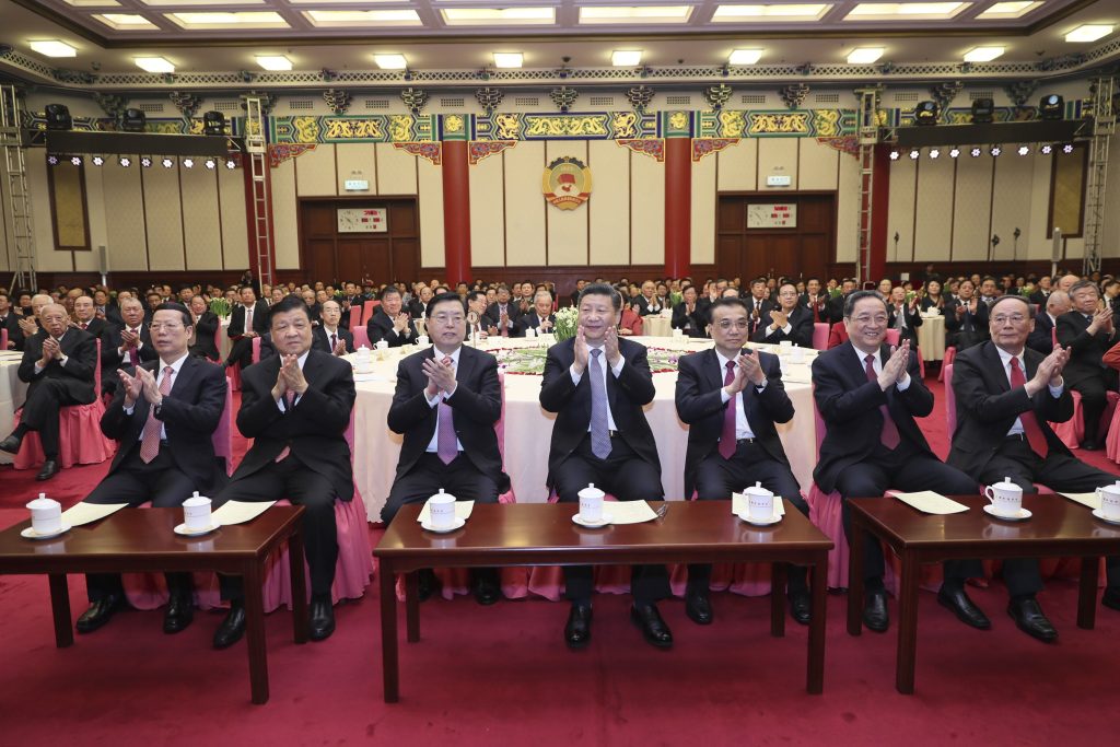 Xi Jinping (al centro): il suo potere si basa sulla lotta spietata intrapresa contro la corruzione (AFP)
