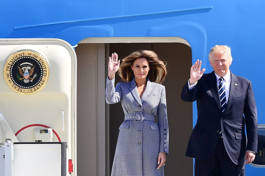 Melania e Donald Trump salutano dalla scaletta dell’Air Force One (AFP)