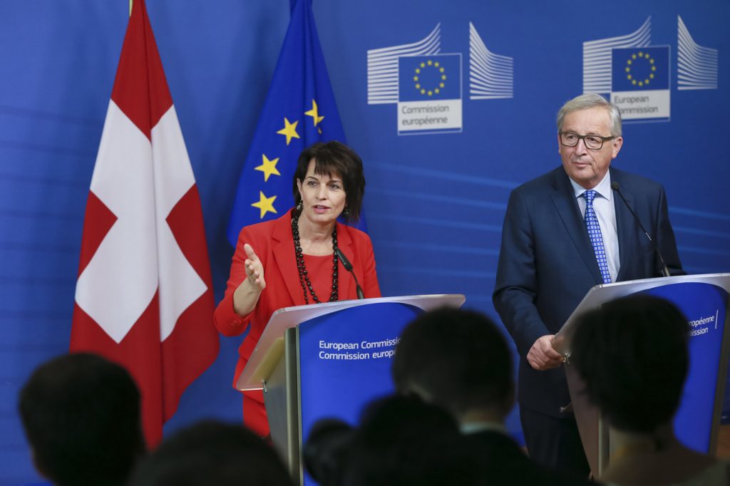 Doris Leuthard e Jean-Claude Juncker a Bruxelles annunciano la svolta (Keystone)