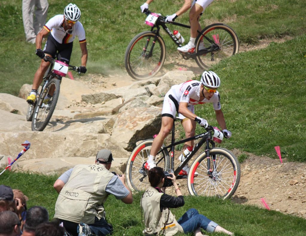 Nino Schurter mentre difende i colori della maglia svizzera al Mountain Bike Cross Country Cycling di Londra, durante i giochi olimpici del 2012 (Marc)
