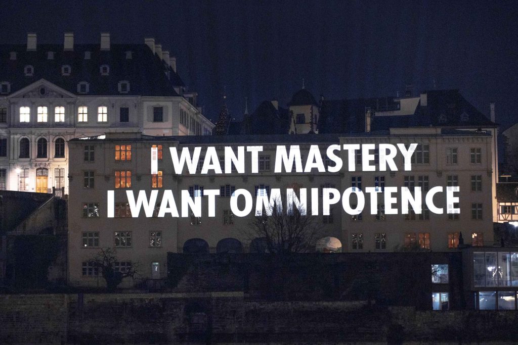 Proiezione sulla Alte Universität a Basilea (Mark Niedermann, with permission of the Louise Bourgeois Archive and © The Easton Foundation/©2022 Jenny Holzer)
