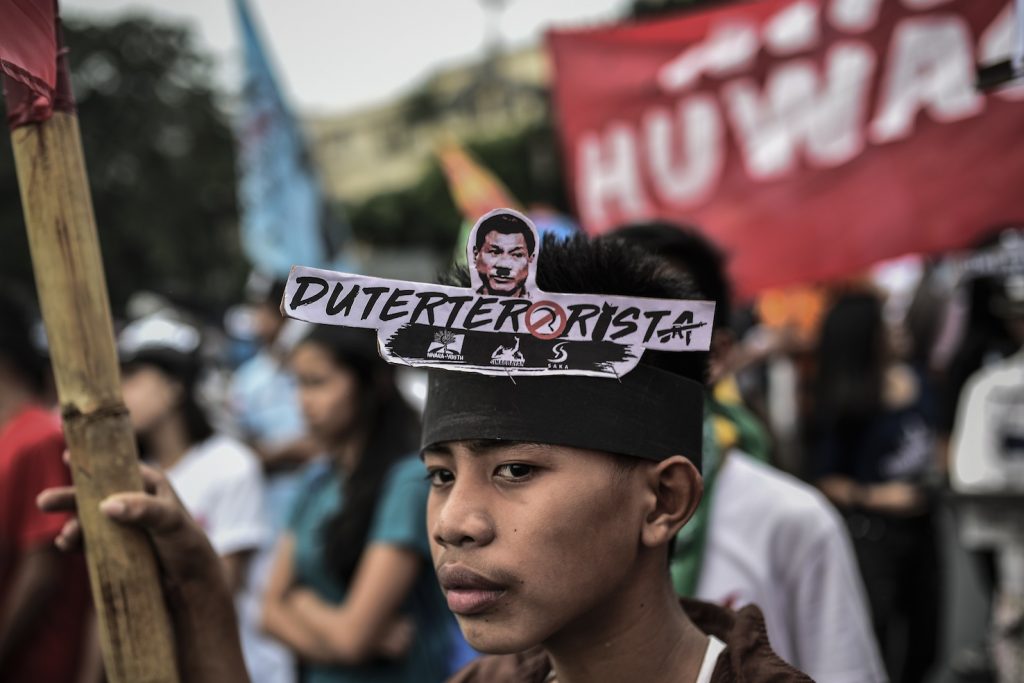 Manifestazione anti-Duterte: il presidente filippino, in nome della lotta a droga e corruzione, ha di fatto dato tutto il potere agli squadroni della morte (AFP)