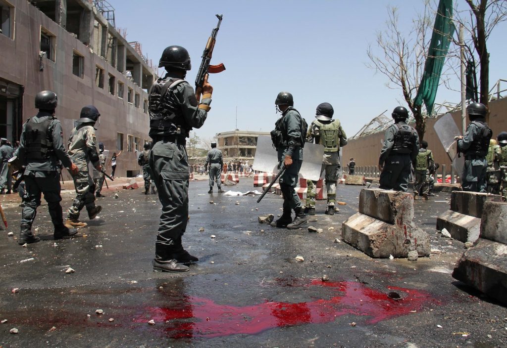 Scontri fra polizia e dimostranti dopo l’attentato di Kabul (AFP)