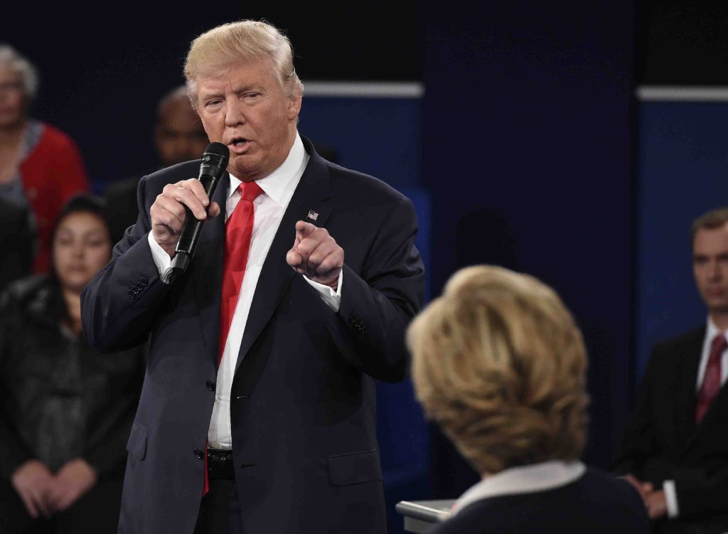 Donald Trump ha minacciato la Clinton di incriminarla e mandarla in carcere per la questione della e-mail se diventerà presidente (AFP)