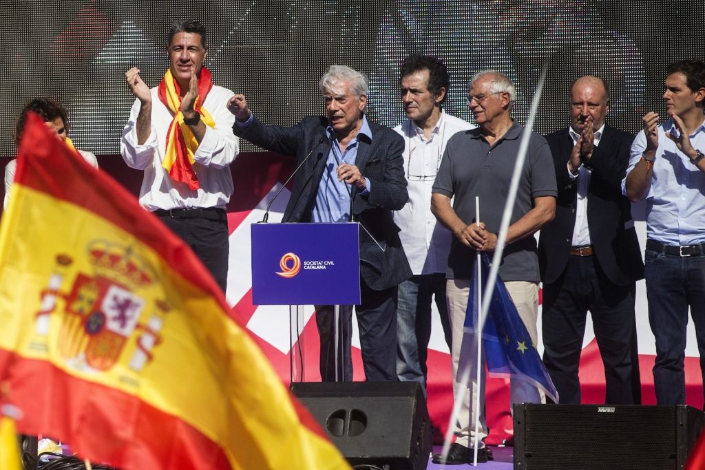 Vargas Llosa al microfono durante la manifestazione unionista (Keystone)