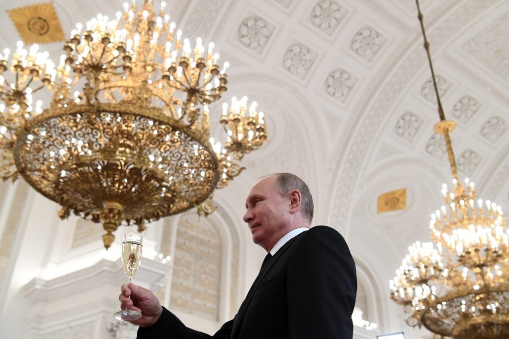 Per Putin il problema non è tanto vincere quanto vincere con una maggioranza schiacciante (AFP)