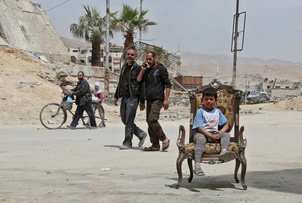 Civili siriani a Douma, teatro dell’attacco chimico di Assad (AFP)