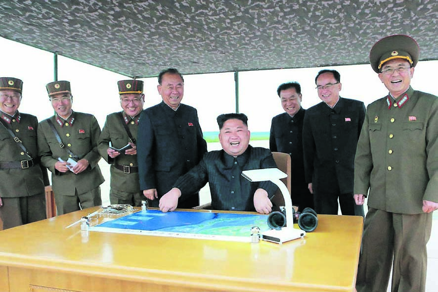 Il leader nordcoreano Kim jong-un osserva il lancio del missile che ha sorvolato il Giappone (AFP)