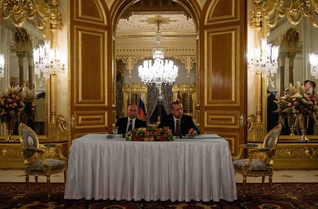 Da sinistra: il presidente russo Putin con l'omologo turco Erdogan a Istanbul hanno siglato un importante accordo energetico (AFP)