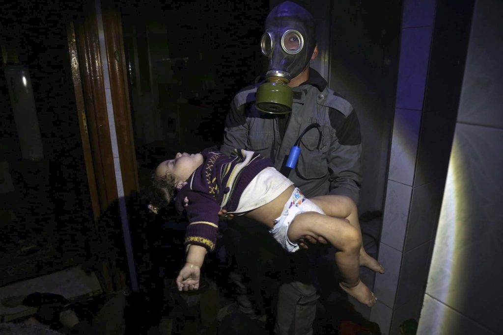 Un soccorritore della Syria Civil Defence trasporta in ospedale un bambino intossicato dai gas a Douma (Keystone)