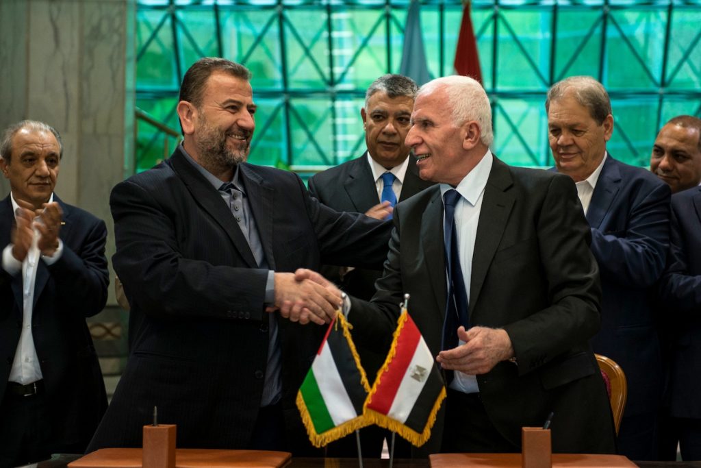 I firmatari Al-Ahmad di al-Fatah (a destra) e Al-Arouri di Hamas al Cairo (Keystone)