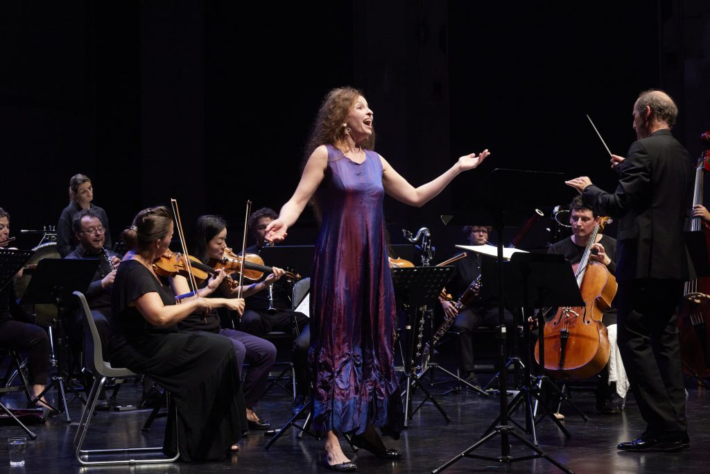 Christina Daletska, mezzosoprano nel "Canto della terra" di Gustav Mahler (©  Annette Boutellier)
