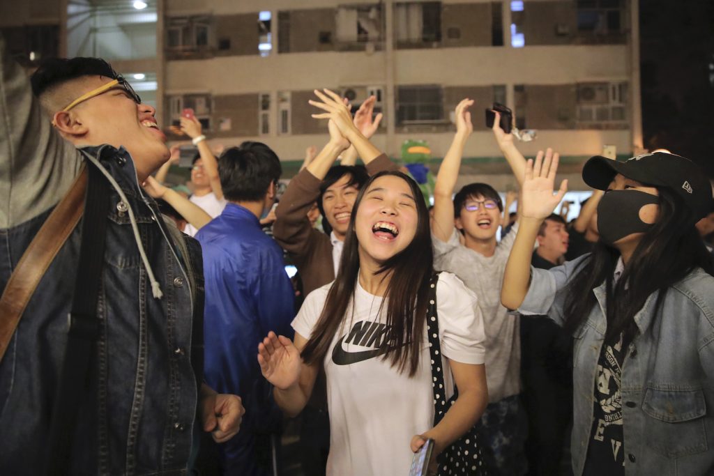A determinare il risultato elettorale di Hong Kong è stata una massiccia affluenza alle urne dei giovani (AFP)