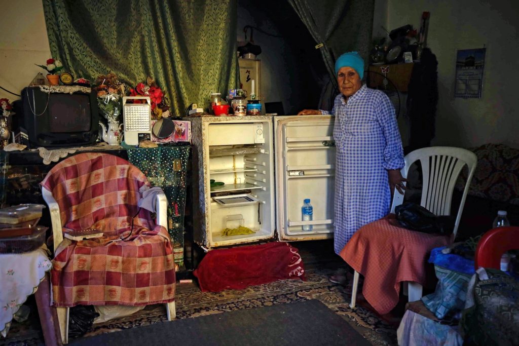 Il frigo vuoto di una libanese, ridotta in povertà a causa della crisi economica (AFP)