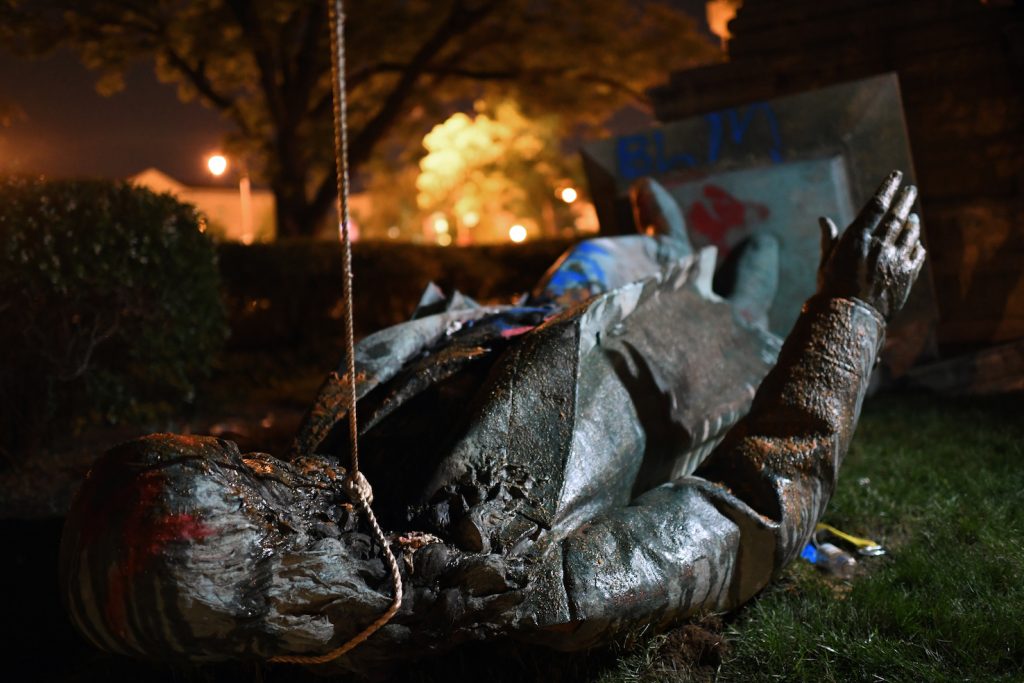 A Washington, l’abbattimento della statua del generale sudista Albert Pike (AFP)