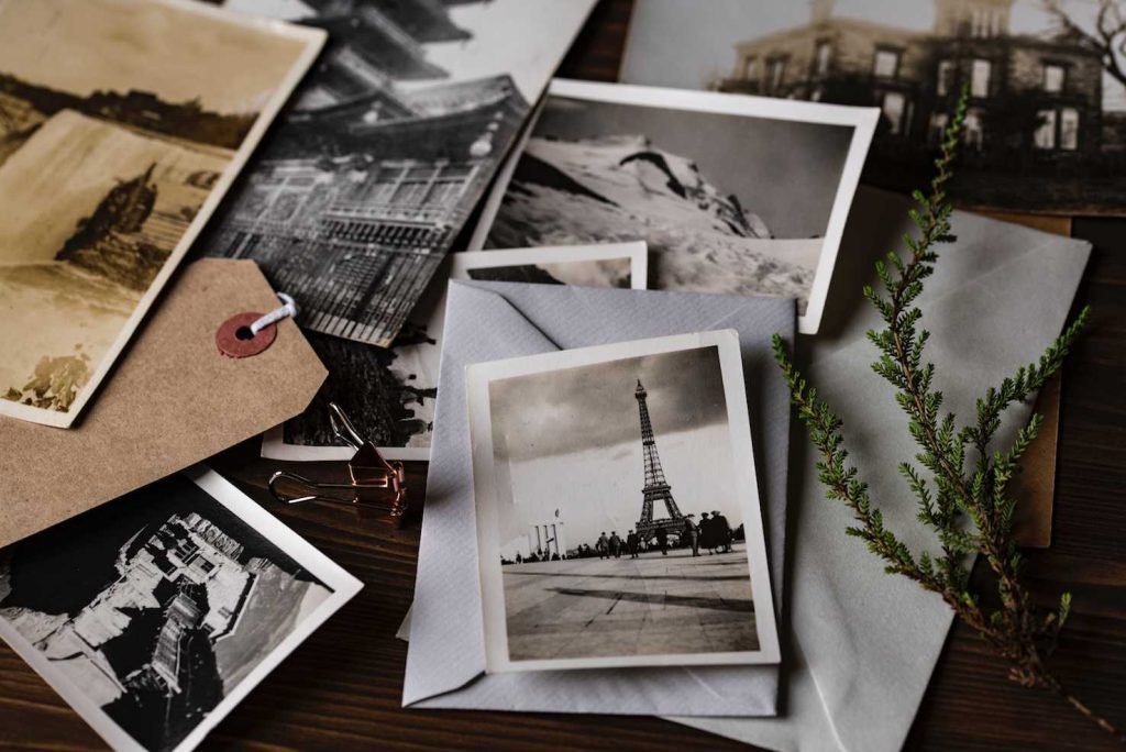 Nel 1889 a Parigi furono vendute migliaia di cartoline con la nuova Torre Eiffel (Pxhere.com)