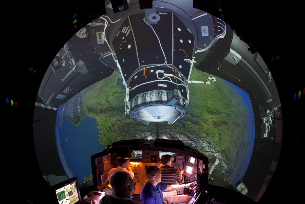 L’equipaggio dell’STS-135 si esercita all’incontro e all’attracco con la ISS nel simulatoredi Houston (NASA)