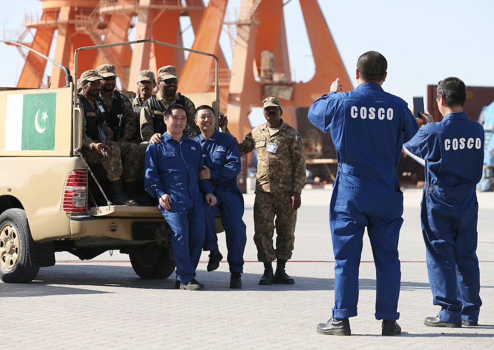 Tecnici cinesi posano con soldati pakistani nel novembre 2016 all’inaugurazione dei lavori per la costruzione del CPEC (AFP)