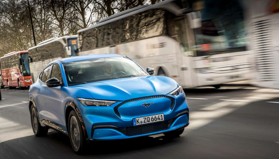 Dall’8 cilindri a V sotto il cofano, si passa oggi a un motore elettrico da 258 o 337 CV