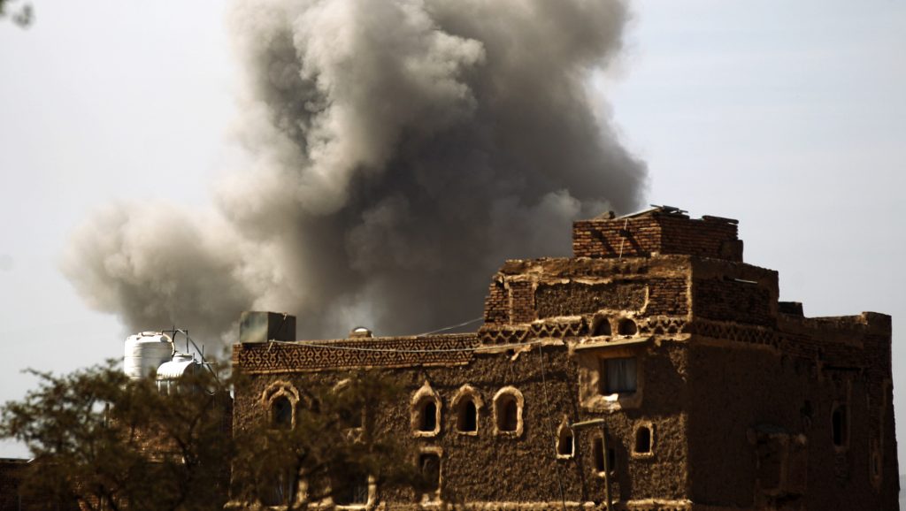 Fumo provocato da un missile saudita nella capitale yemenita Saana (AFP)