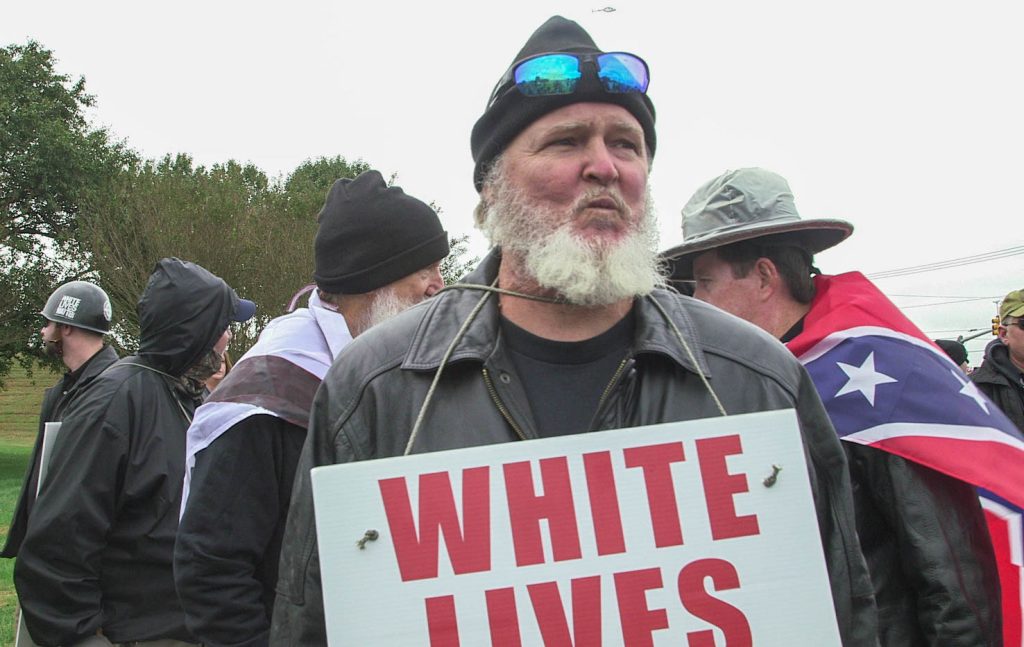 Suprematista bianco durante una manifestazione «White lives matter» nel Tennessee (AFP)