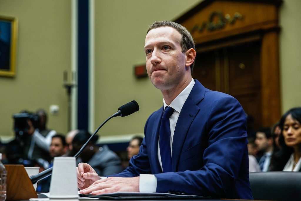 «I furti di dati da Facebook sono colpa mia», ha detto Zuckerberg nel corso delle sue audizioni al Congresso (AFP)