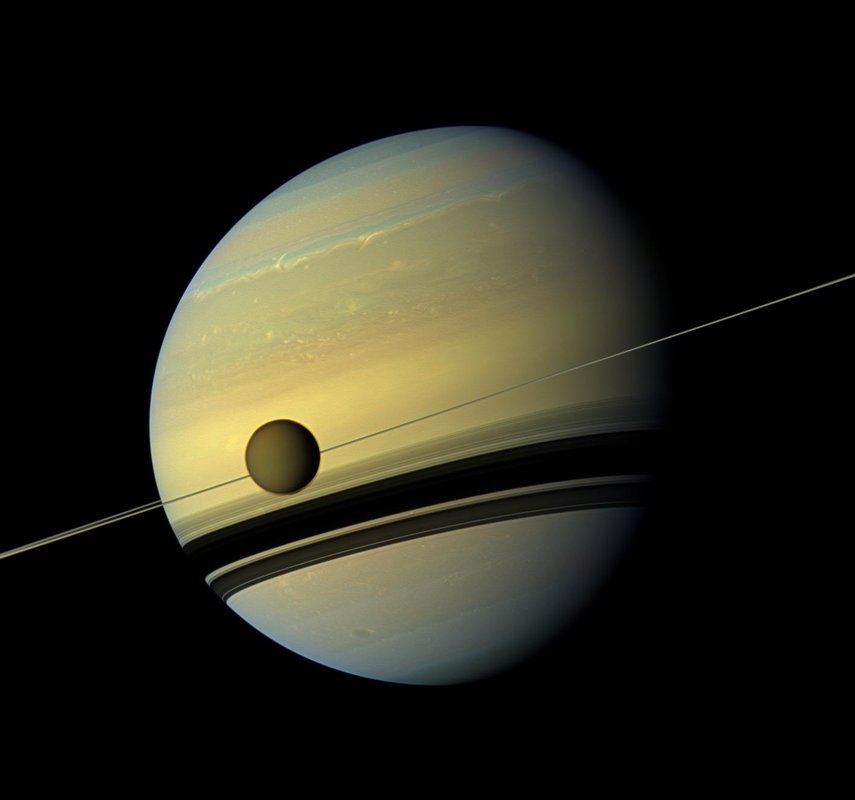 Immagine scattata da Cassini: Titano e Saturno (Nasa)
